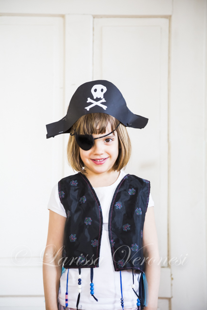 kleines Mädchen als Pirat verkleidet