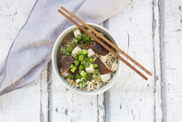 Miso-Ramen-Suppe mit Shiitake-Pilzen, Tofu und Frühlingszwiebeln