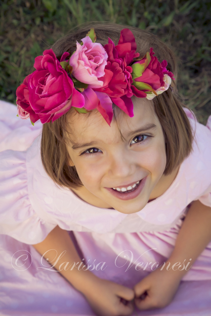 kleines Mädchen mit Blumenkranz