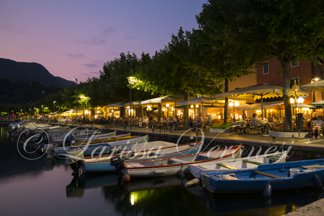 Ufer-Promenade mit Restaurants und Booten, Garda, Italien