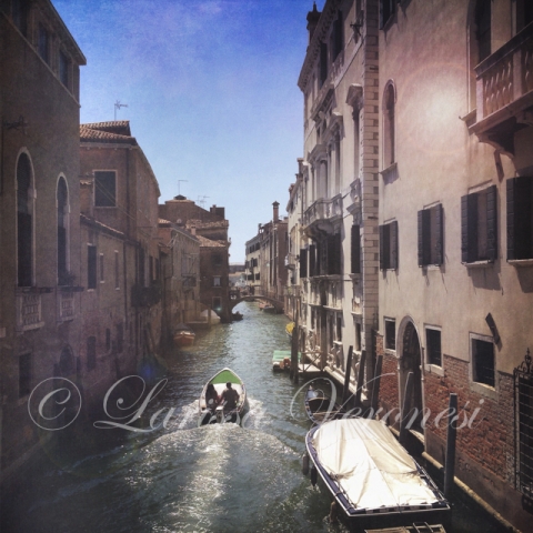 Italien, Veneto, Venedig, Boot auf einem Kanal