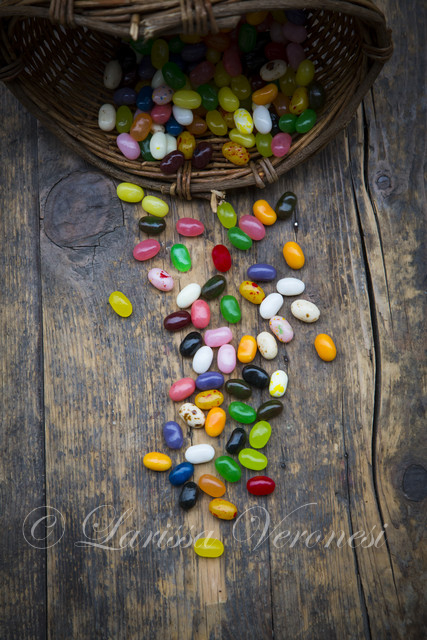 Jelly Beans auf dunklem Holz