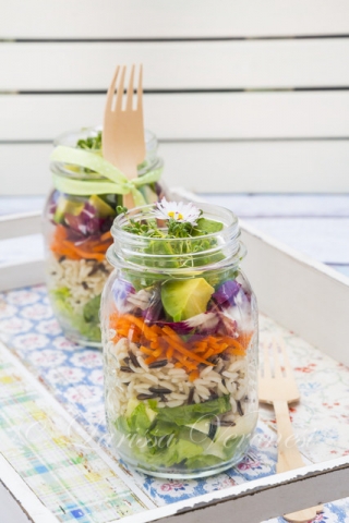 Reis-Salat im Glas mit Avocado, Kresse und Gänseblümchen