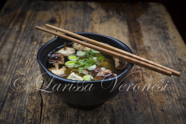 Miso-Suppe mit Shiitake-Pilzen, Lauch und Petersilie